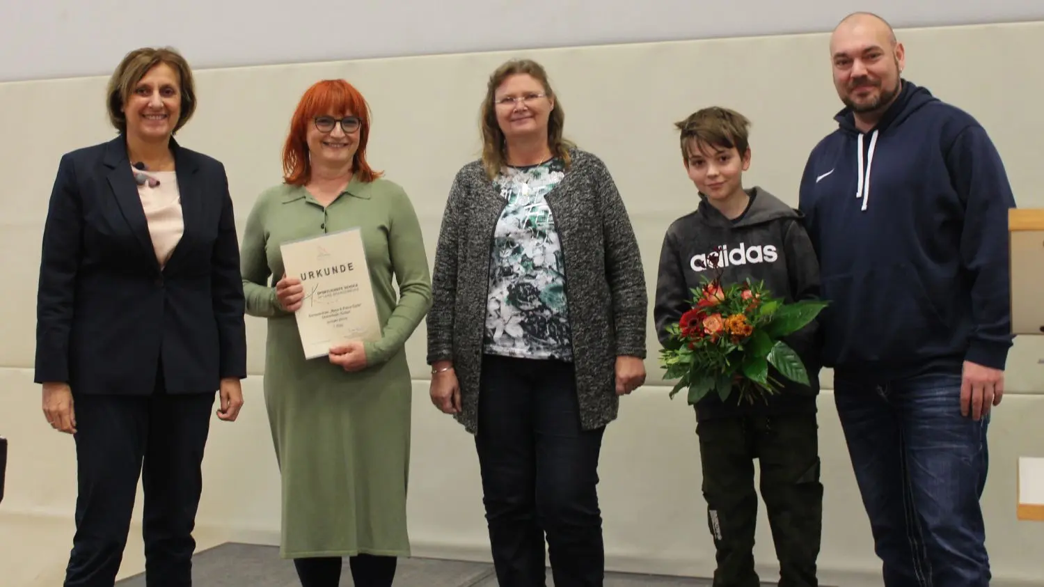 Während der Auszeichnungsveranstaltung in Kleinmachnow: Bildungsministerin Britta Ernst, Europa-Schulleiterin Berit Kreisig, ihre Stellvertreterin Kerstin Böhme, der Schülersprecher der sportlichen Klasse 8.1, Niclas Krüger, und Schulelternsprecher Lars Krüger (v.l.).