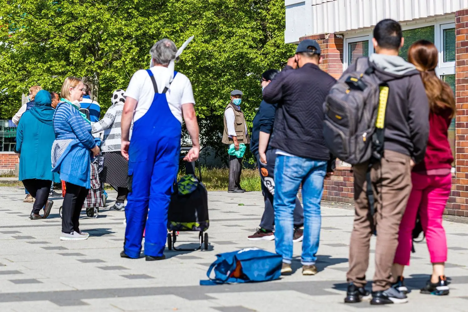 Bedürftige warten am Eingang Cottbuser Tafel in Sachsendorf auf Einlass. Dieser ist während Corona nur einzeln gestattet unter Einhaltung des Mindestabstandes.