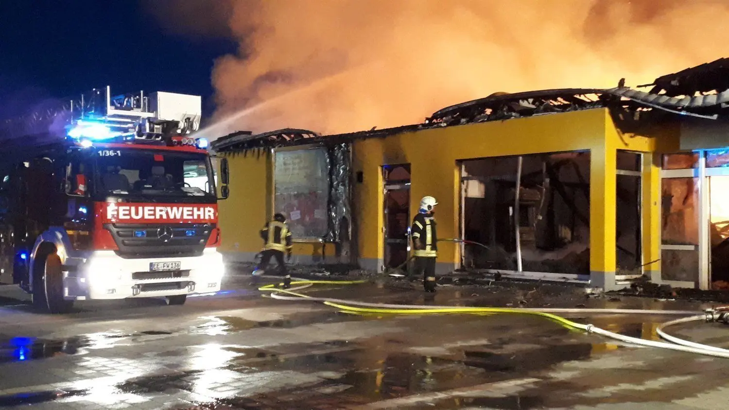 In Uebigau ist der Netto-Markt abgebrannt.