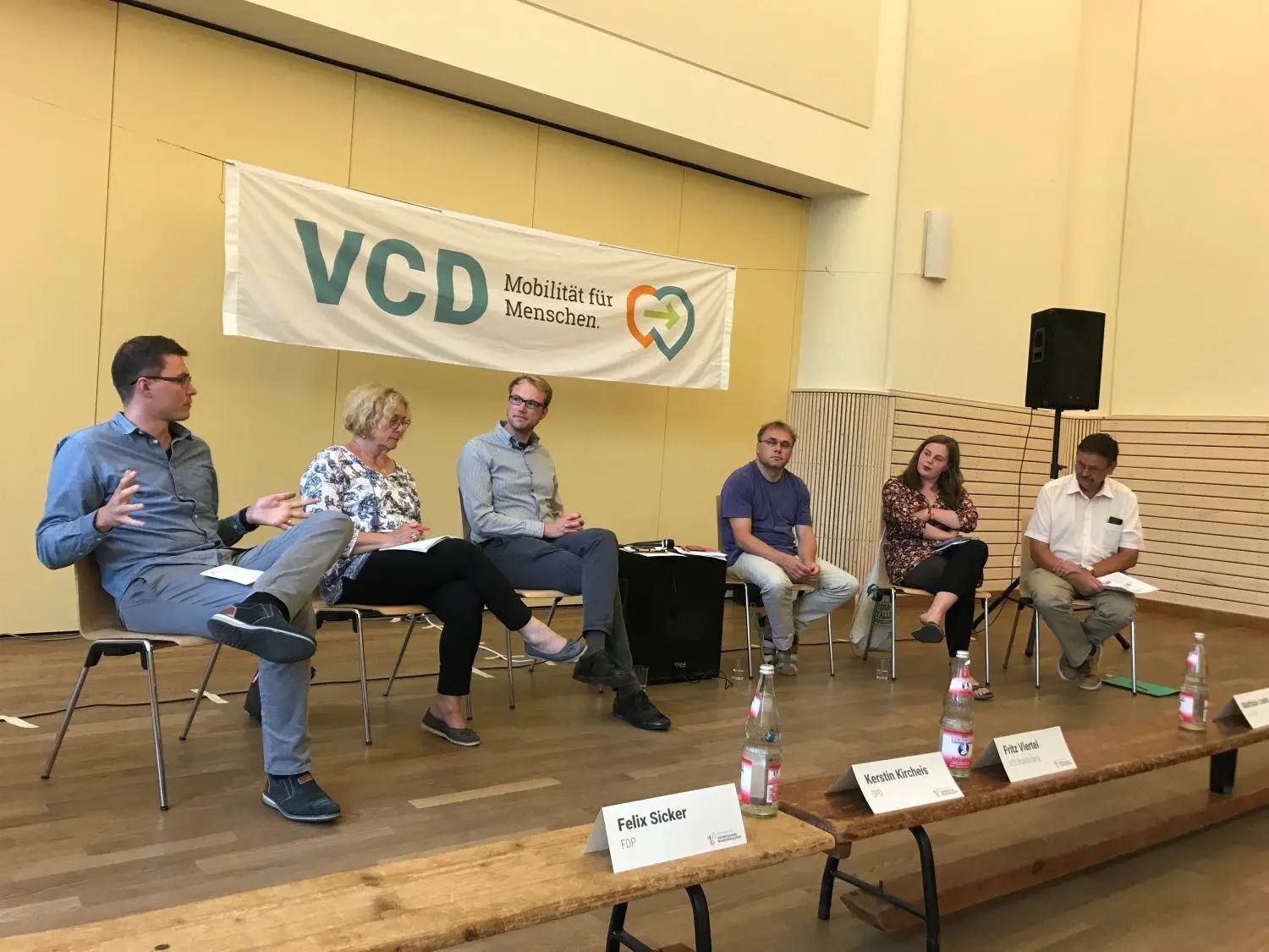 Felix Sicker (FDP), Kerstin Kircheis (SPD), Franz Viertel (VCD), Mathias Loehr (Linke), Ricarda Budke (Grüne) und Wolfgang Bialas (CDU)  (von links nach rechts) diskutieren die Vorschläge ihrer Parteien zur Mobilität in Brandenburg.