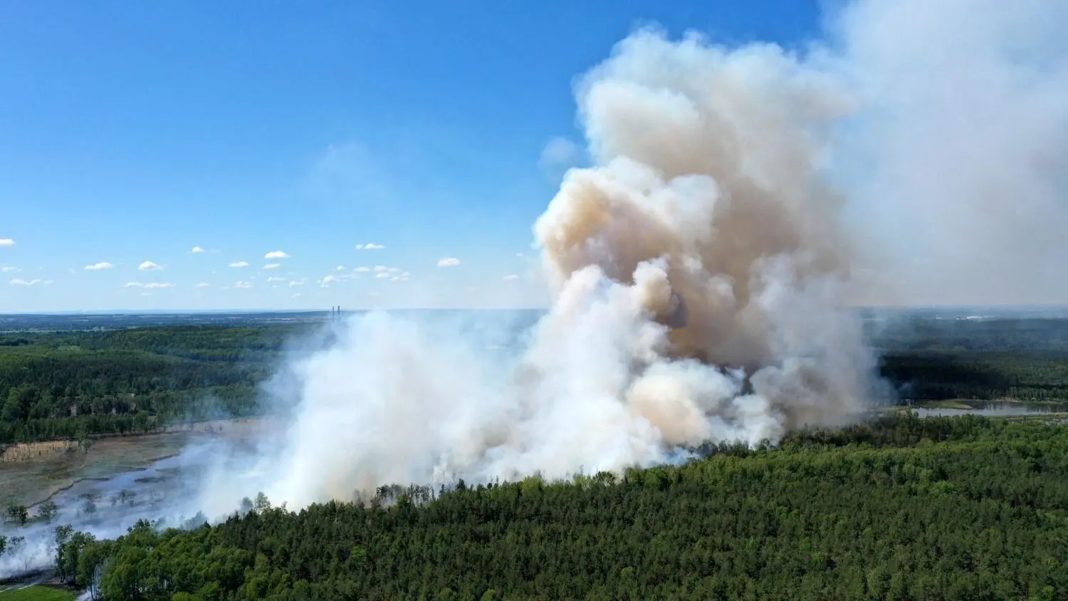 Ein riesiger Waldbrand ist im Loben-Moor zwischen Gorden, Hohenleipisch, Döllingen und Plessa ausgebrochen.