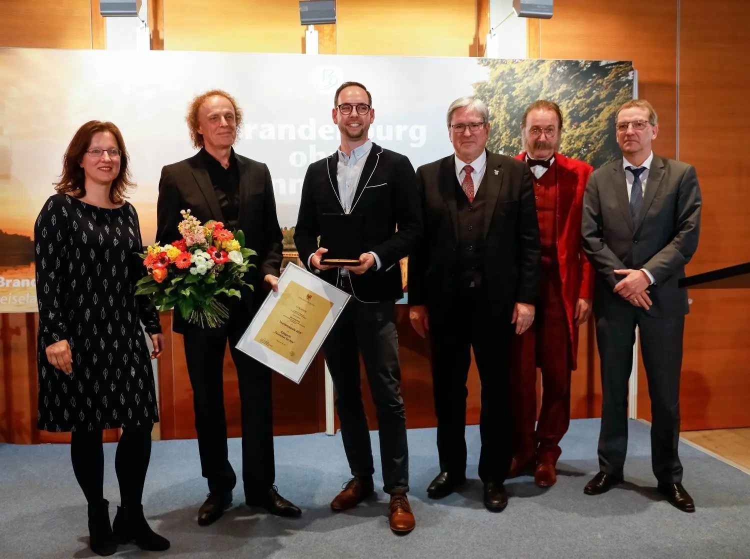 Tourismuspreis 2019 des Landes Brandenburg in der Landesvertretung Brandenburg beim Bund  an den ElsterPark Herzberg - verliehen von Wirtschaftsminister Jörg Steinbach (3.v.r.) und Staatssekretär Hendrik Fischer (r.), hier mit Dr. Frank Hamann, Geschäftsführer der Elsterwerkstätten gGmbH (2.v.l.), und Robert Haenzel, Geschäftsführer ElsterPark (3.v.l.)