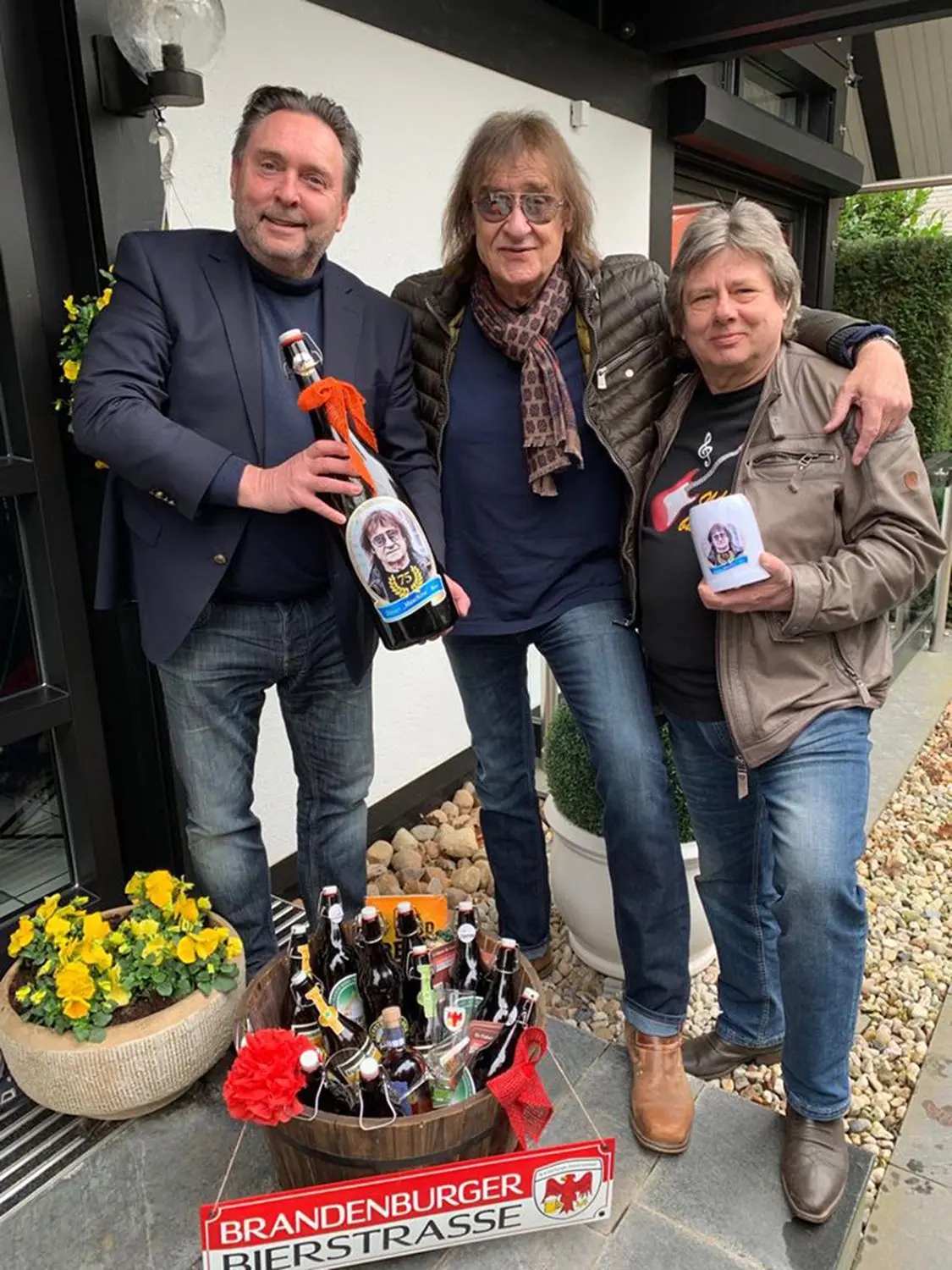 neu "Maschine" Dieter Birr, einstiger Frontmann der Puhdys, wird im April Brandenburgs neuer Bierbotschafter und am 18. März 75 Jahre alt - ein Präsentkorb mit einer Magnumflasche und einem Bierkrug mit dem Konterfei von "Maschine" überbringen Uwe Oppitz, Geschäftsführer des Finsterwalder Brauhauses und des Verbandes der Brandenburger Klein- und Gasthausbrauereien (l.) sowie "Maschines" Freund Norbert Töbs - "Maschine" wird Nachfolger von Boxer Axel Schulz (2017 gekürt)