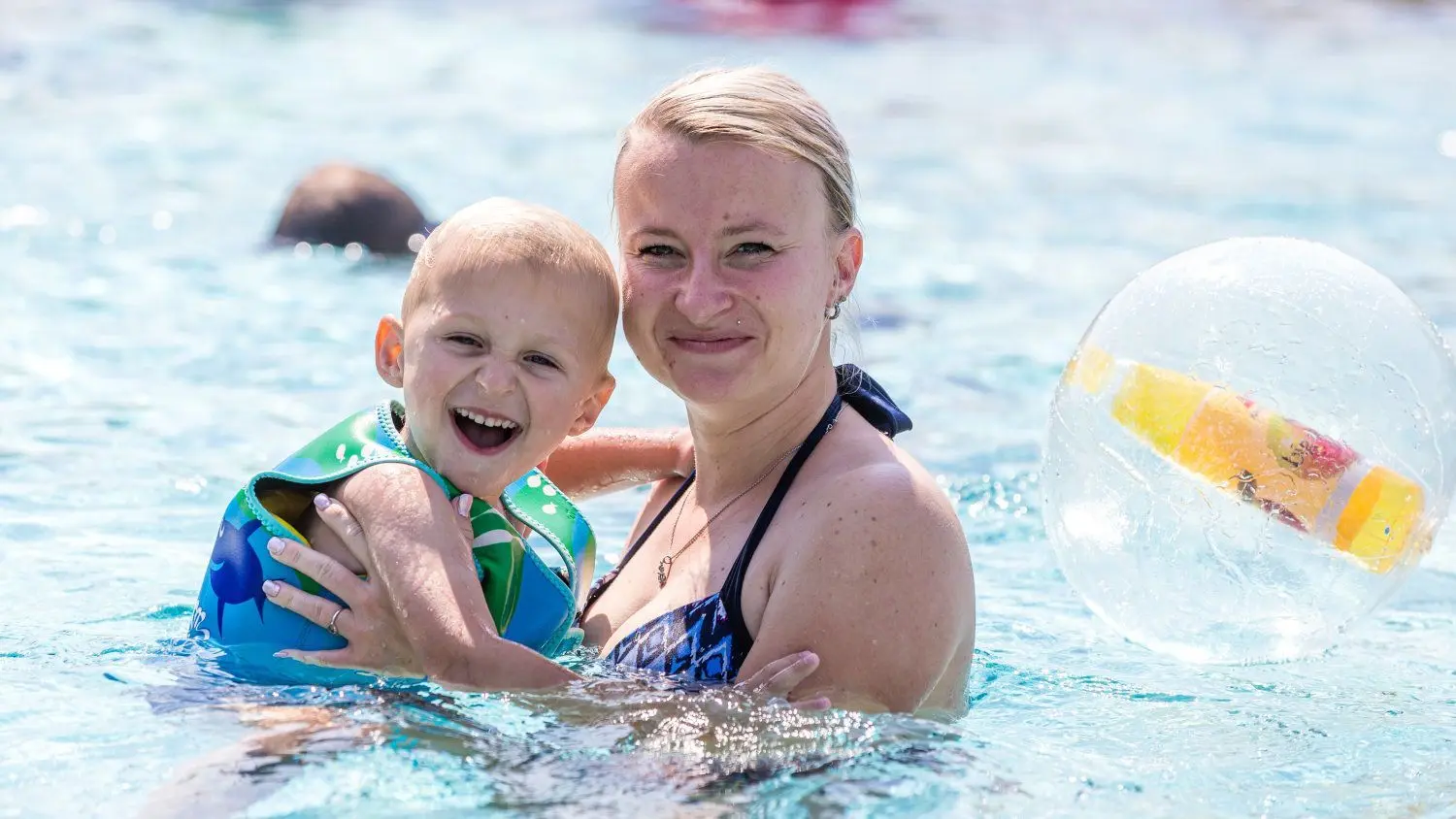 Auch Stefanie Mann und Sohn Lenny waren in der Lagune dabei.