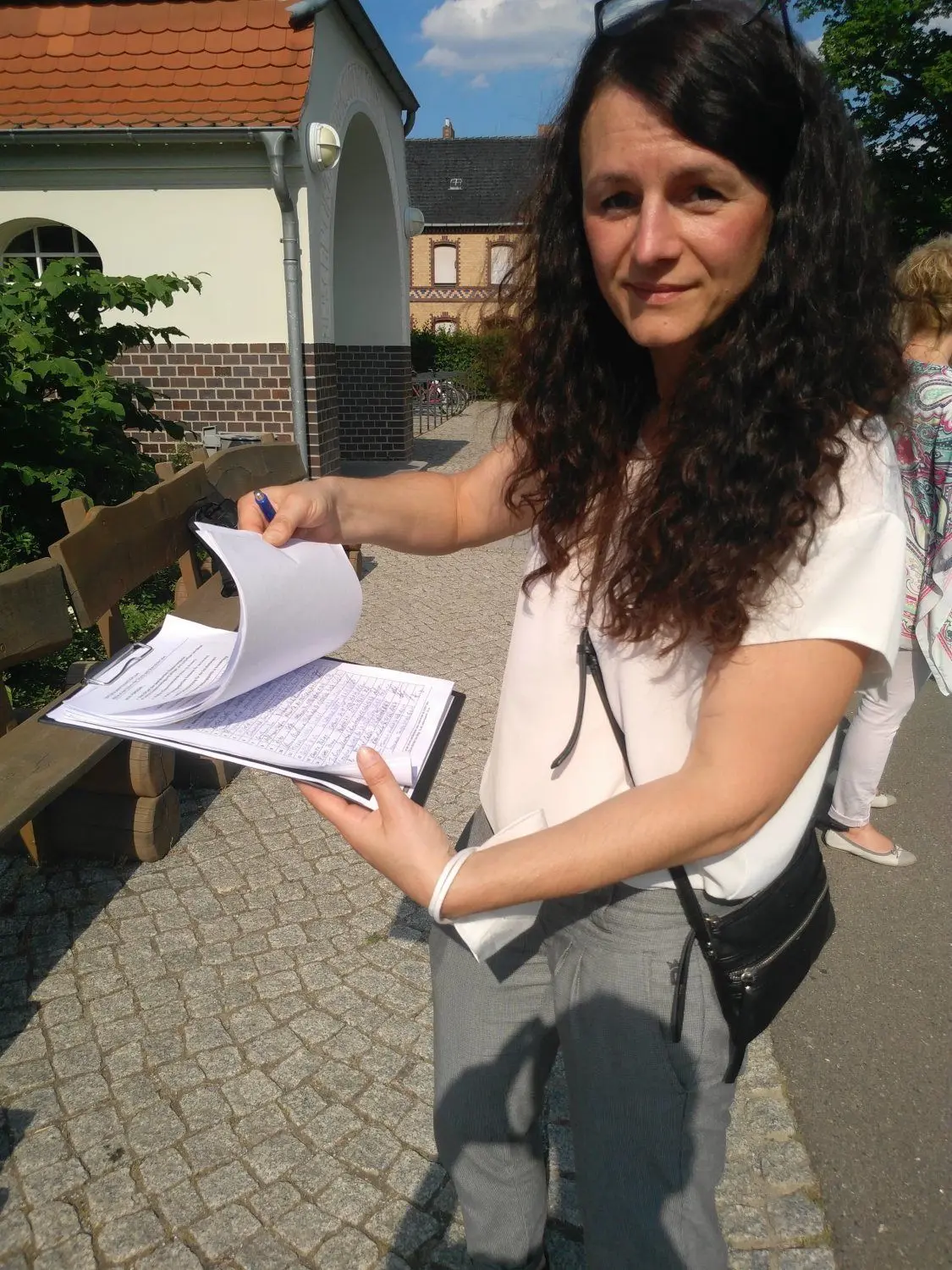 Miriam Zisowsky ist stellvertretende Elternsprecherin der Klasse 4a der Calauer Grund- und Oberschule. Sie zeigt die bisherigen Unterschriften gegen die geplanten Klassenzusammenlegungen. Am Wochenende waren bereits mehr als 600 Unterschriften eingesammelt.