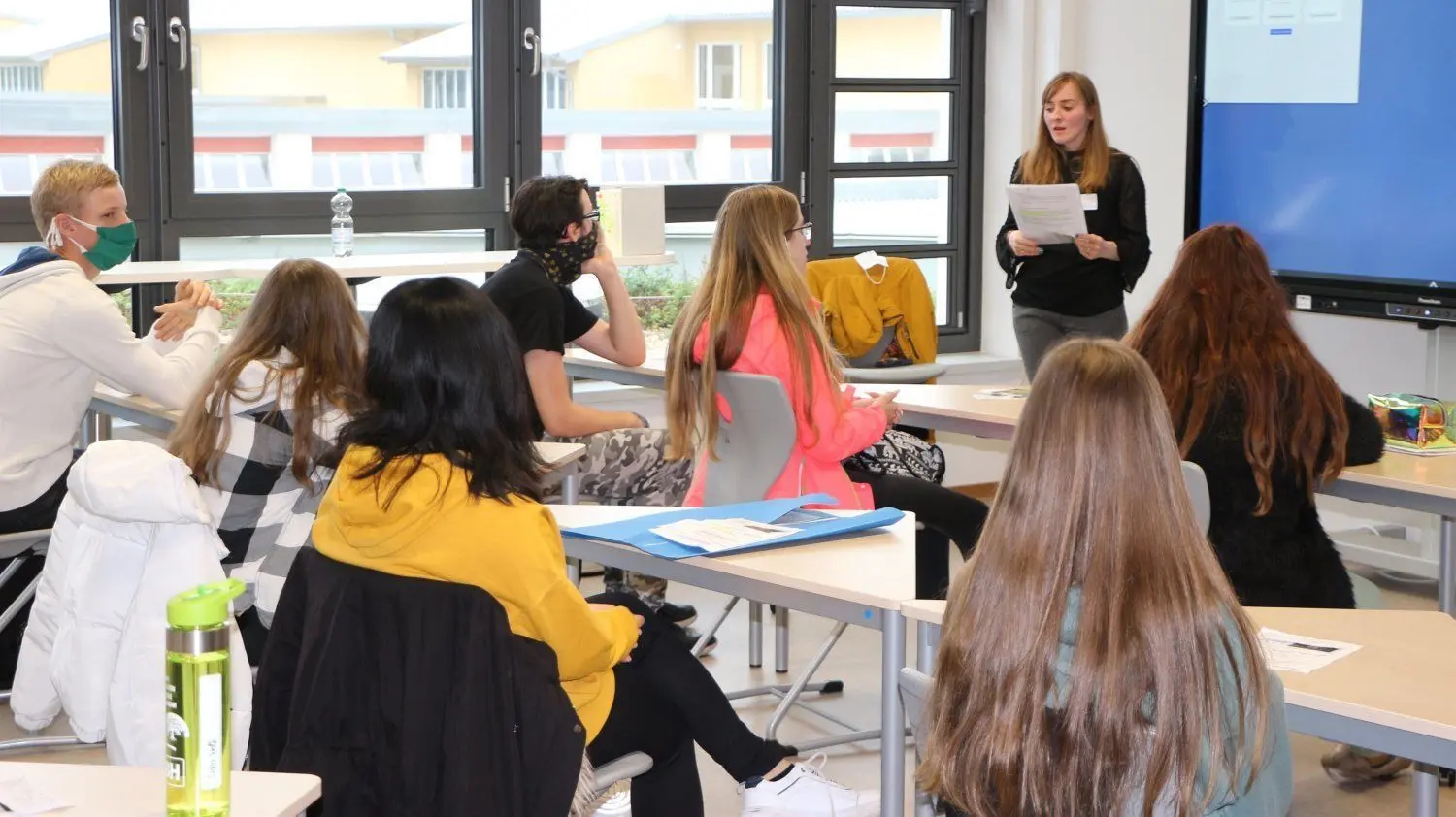 Die angehende Verwaltungsfachangestellte Anna Nickel, Auszubildende  der Stadt Hoyerswerda, erzählt den Schülern der Neuen Oberschule von ihren Aufgaben.