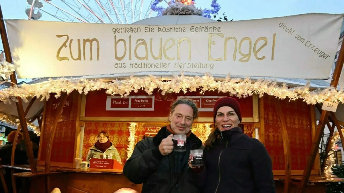 Ein beliebter Treffpunkt auf dem Cottbuser Weihnachtsmarkt ist der Glühweinstand „Zum Blauen Engel“ auf dem Altmarkt. Im Bild: Mitarbeiterin Luca Schröder und die beiden Inhaber Torsten und Franziska Dörfel (v.l.).
Ein beliebter Treffpunkt auf dem Weihnachtsmarkt ist der Glühweinstand "Zum Blauen Engel" auf dem Altmarkt. Im Bild: Mitarbeiterin Luca Schröder und die beiden Inhaber Torsten und Franziska Dörfel (v.l.n.r.)
Am Montag ist mit dem Anschnitt der fünf Meter langen Riesenstolle, die in diesem Jahr die Bäckerei Dreißig zur Verfügung stellte, der Cottbuser Weihnachtsmarkt der 1000 (LED) Lichter eröffnet worden. Der Erlös aus dem Verkauf der Riesenstolle kommt in diesem Jahr den Cottbuser Tierpark zugute. Bis einen Tag vor Heiligabend laden rund 80 Händler, Schausteller und Gastronomen zwischen Altmarkt, Spremberger Strasse und Stadtpromenade täglich von 10 bis 20 Uhr zum Bummeln und Verweilen ein.