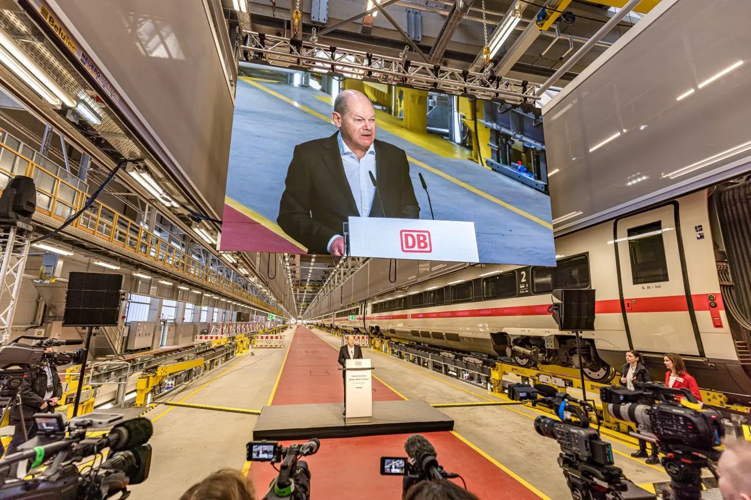 Bundeskanzler Olaf Scholz (SPD) spricht bei der Eröffnung des neuen Bahnwerkes Cottbus.