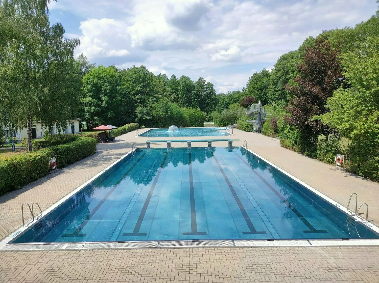 Auch Calau scheint bereit für die Besucher: Am 15. Mai beginnt dort die Freibad-Saison 2022.