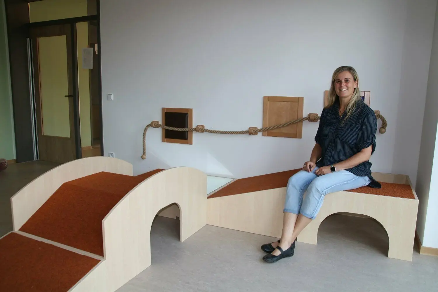 Auf dieser Podeststrecke können die Zweijährigen Klettern und spielen. Kitaleiterin Anja Griese freut sich über die neuen Möbel in der Kita Paulinus.