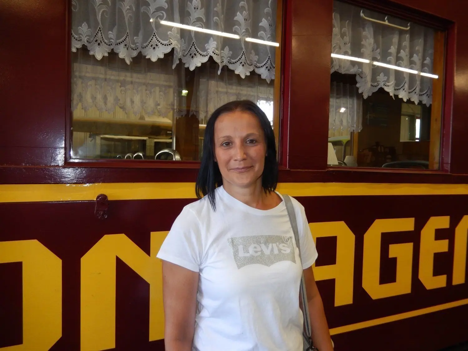 Doreen Hofheinz, Teilnehmerin der RUNDSCHAU-Sommertour, in der Wagenhalle der Parkeisenbahn Cottbus.