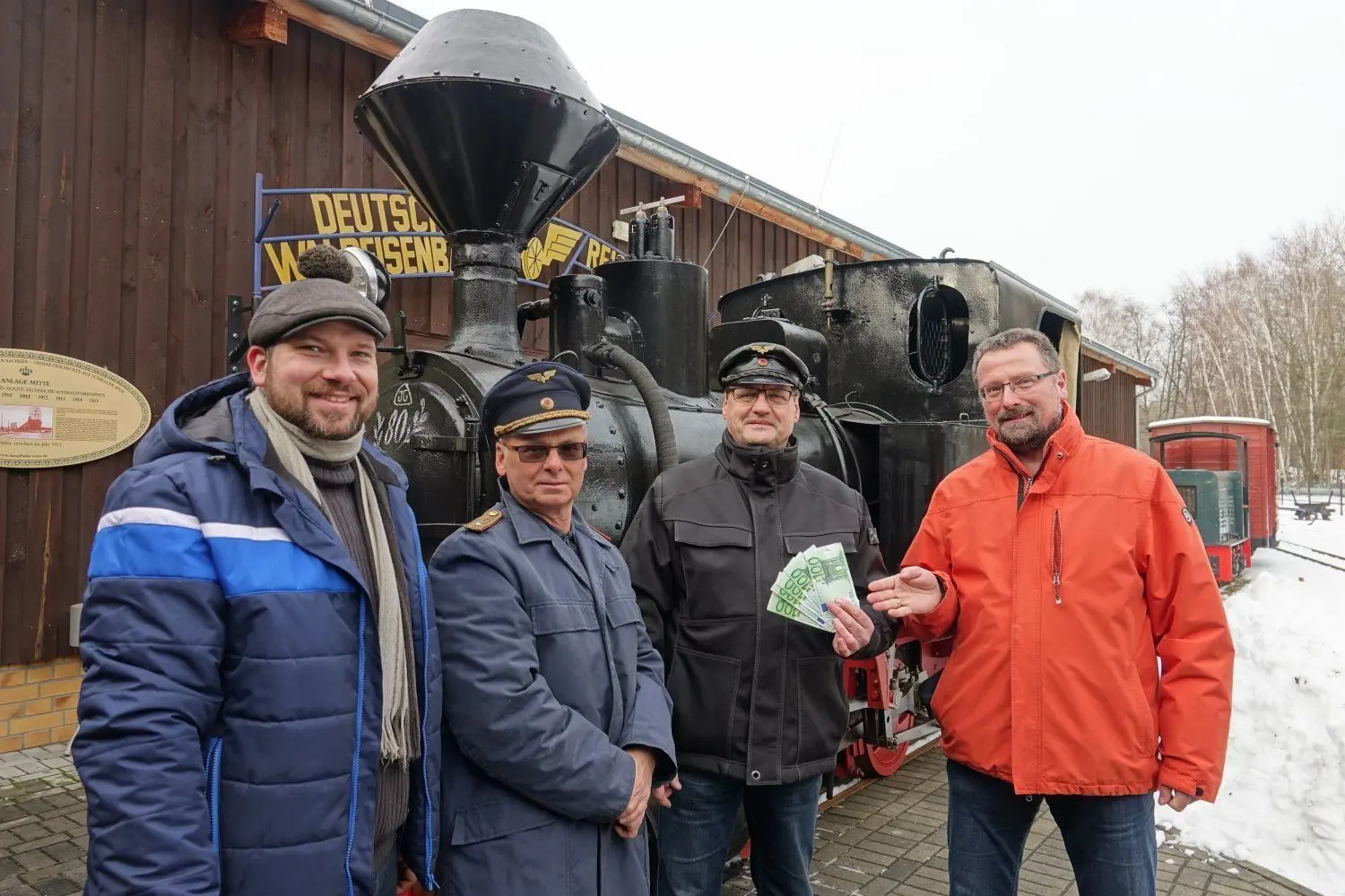 Apotheker Martin Schüßler (1.v.r.) ist einer, der das Vorhaben Hilax mit unterstützt. Das freut Sven Schlenkrich, Wilfried Haenelt und Olaf Urban vom Waldeisenbahnverein (v.l.n.r.).