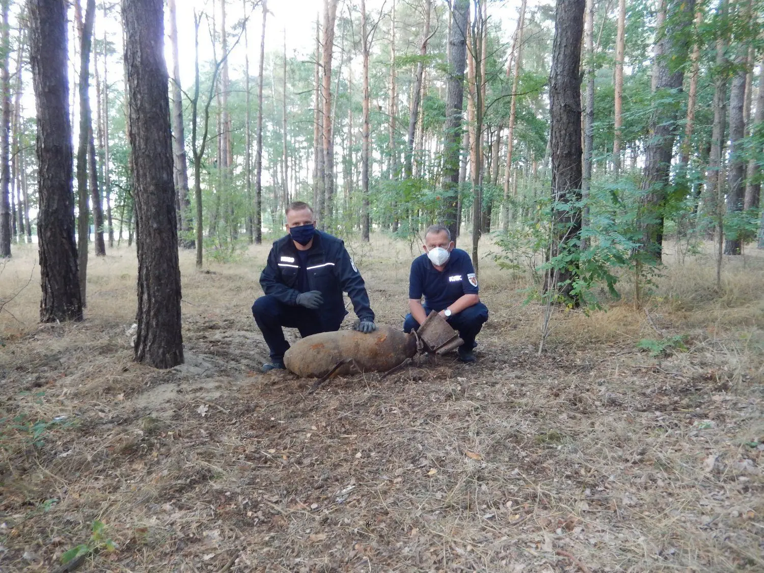 Enrico Schnick (l.) und Uwe Zierdt (r.) vom Kampfmittelbeseitigungsdienst konnten die sowjetische 100-Kilogramm-Bombe im Wald bei Forst aus dem 2. Weltkrieg entschärfen.