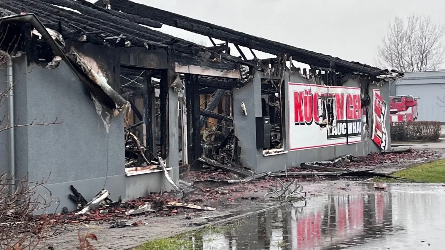 Das Küchencenter am Marktkauf in Lauchhammer ist durch ein Feuer komplett niedergebrannt. Bei den Restlöscharbeiten kommt es immer wieder zu einer starken Rauchentwicklung.