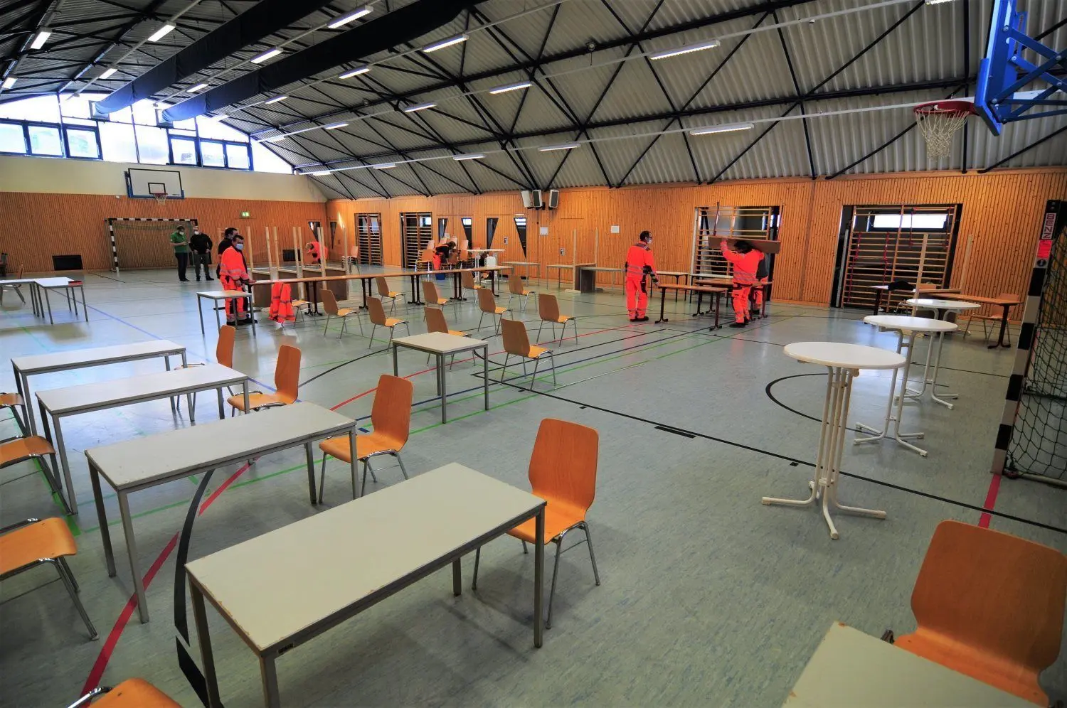 Am Dienstagmittag wurde die Turnhalle der Spremberger Grundschule "Haus des Lernens" noch umfunktioniert, damit sich ab Mittwochmorgen dort Bürger auf Corona testen lassen können.