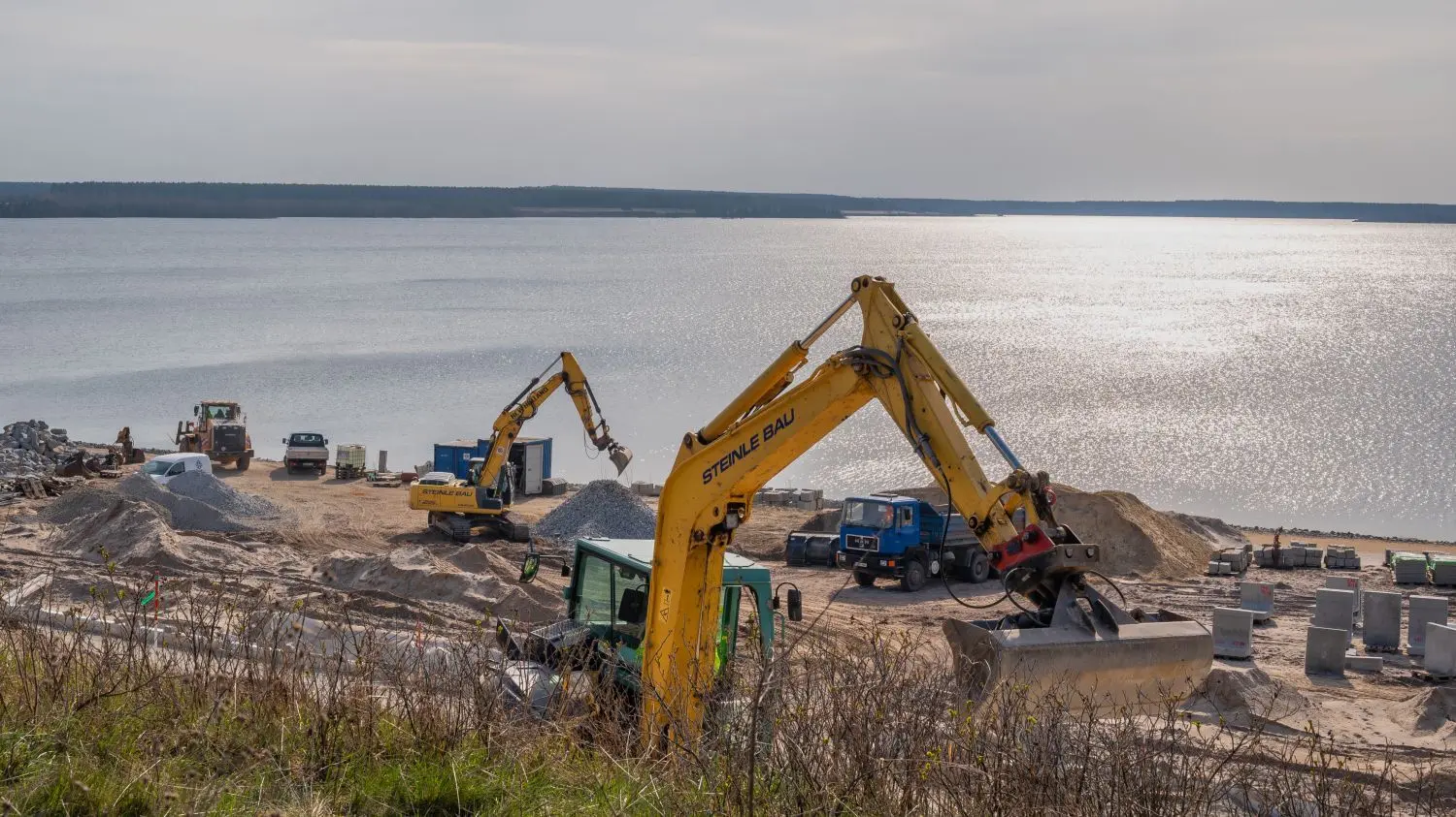 Am Sedlitzer See wird unterhalb des Parkplatzes in Lieske noch kräftig gebaggert und gebaut.