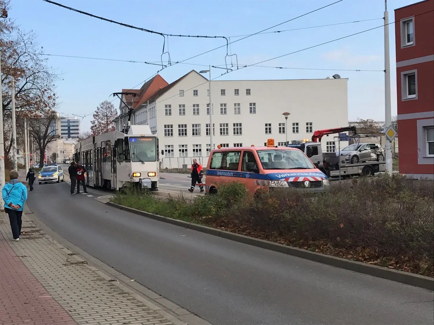Am Samstag, 23. November 2019, sind auf der Berliner Straße in Cottbus eine Tram der Linie 3 von Cottbusverkehr und ein VW Golf zusammengestoßen. Die Insassen sowohl des Autos als auch in der Straßenbahn blieben nach Angaben einer Polizistin am Unfallort unverletzt.