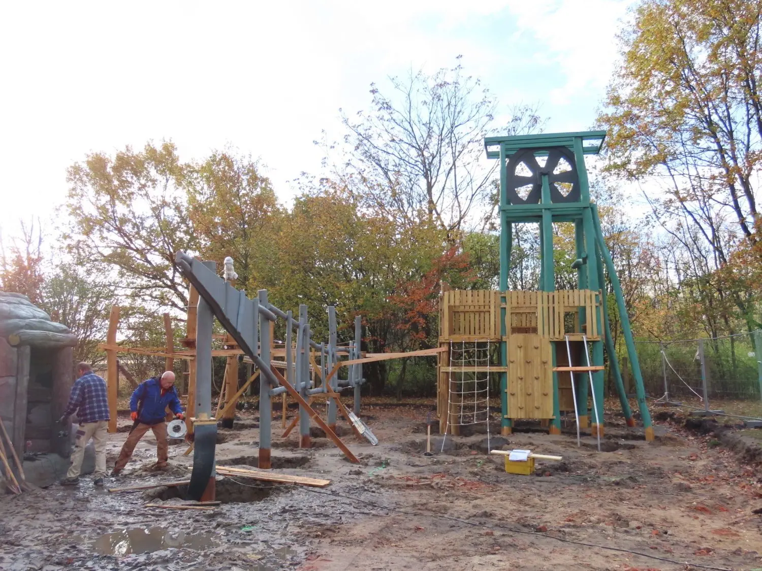 Ein Förderturm gehört zum Spielplatz „Bergbau“ in Welzow. Mitarbeiter der jungen Welzower BauArt-Playgrounds GmbH haben ihn in ihrer Werkhalle montiert und zur Alten Dorfschule gebracht.