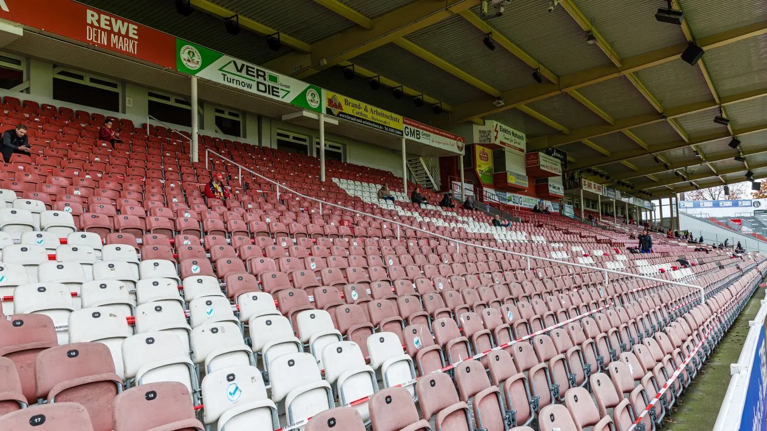 Ein Blick ins leere Stadion. Pro Spiel ohne Zuschauer gehen dem FC Energie rund 70.000 Euro verloren. Der Verein steckt in wirtschaftlichen Schwierigkeiten, die durch die Coronakrise noch verstärkt werden.