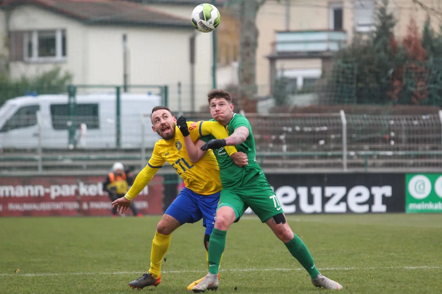 Lok Leipzig (hier mit dem Weißwasseraner Robert Berger, l.) und Stadtrivale Chemie liefern sich in der Regionalliga ein spannendes Duell um die bessere Marketingidee.