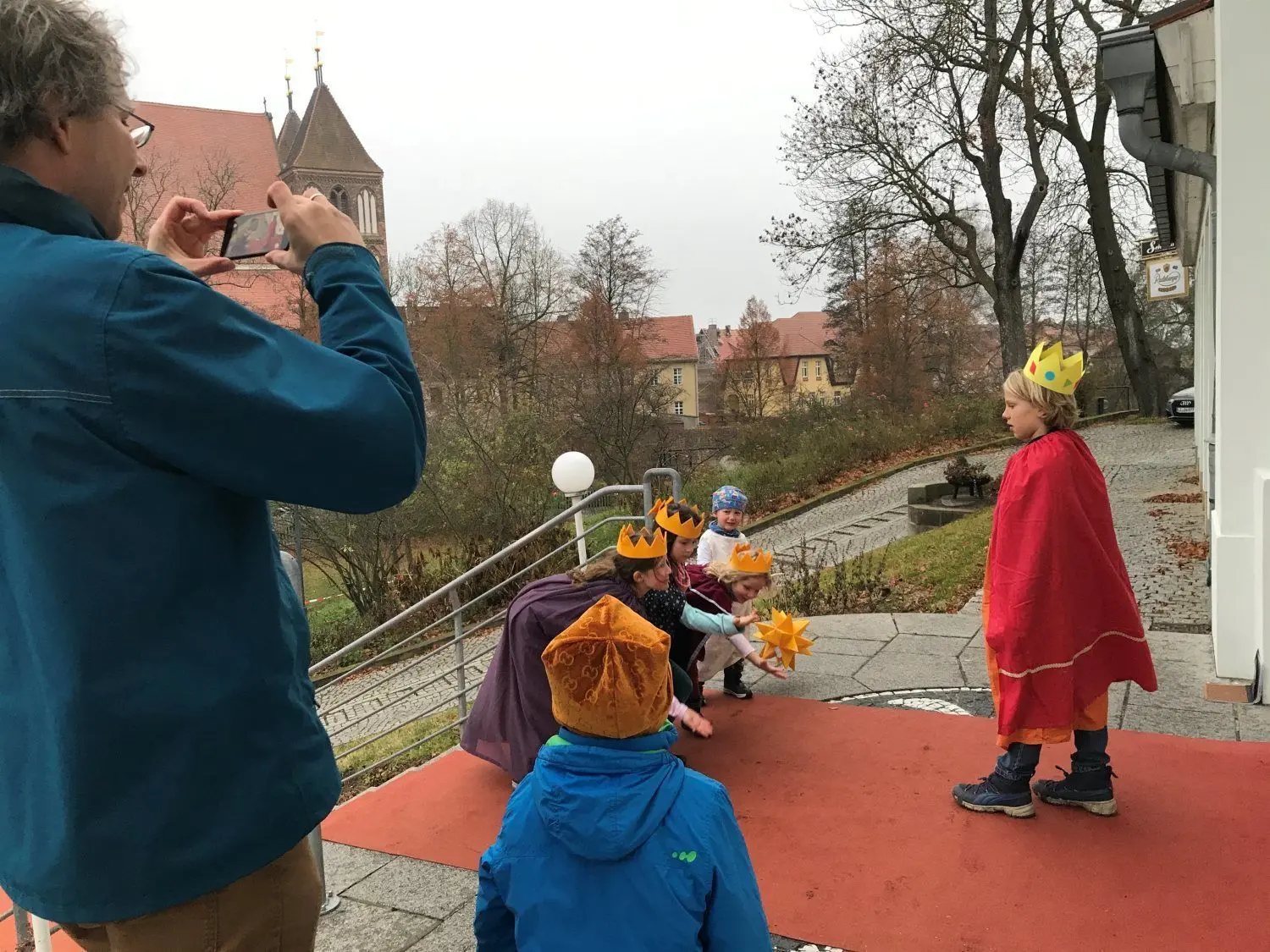 Am Luckauer Schlossberg nimmt Pfarrer Martin Meyer eine Szene für das weihnachtliche Krippenspiel auf: die evangelische Gemeinde Luckau entschied sich angesichts steigender Coronafallzahlen für einen Weihnachtsgottesdienst in Videoform.