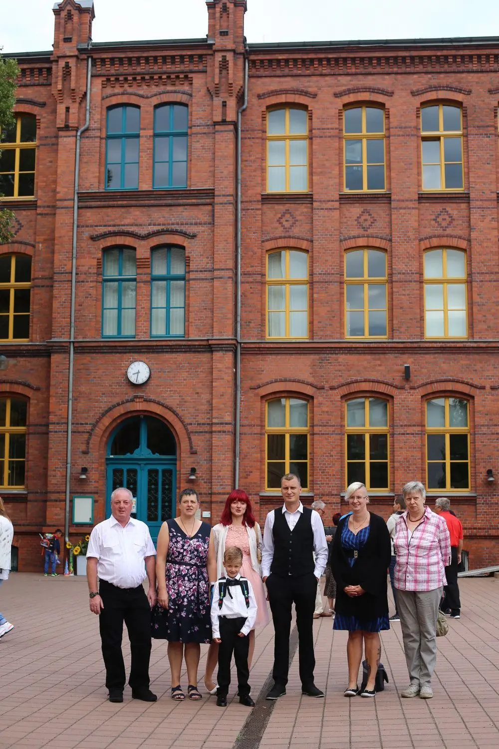 Steve Butzner mit seinen Eltern Maik und Jeanette, sowie Tante und Großeltern. ⇥Foto: Margit Jahn