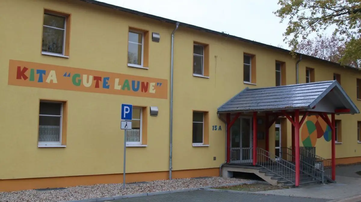 Die Kita Gute Laune in Lübben besteht aus zwei Gebäuden, die einer Sanierung bedürfen.
Im Keller dieses Gebäudes wurde die Fernwärmeheizung erneuert.