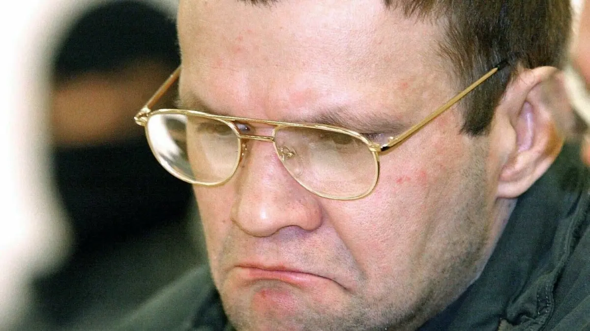 Der Mörder und Vergewaltiger Frank Schmökel im Dezember 2002 kurz vor seiner Verurteilung durch das Landgericht Frankfurt (Oder)
Schwerverbrecher Frank Schmökel (40), aufgenommen am Freitag (06.12.2002) im Gerichtssaal am Landgericht im brandenburgischen Neuruppin zu Beginn des vorletzten Verhandlungstages. Schmökel ist wegen Mordes und Körperverletzung angeklagt, verübt während eines Freiganges vor zwei Jahren. Am 12.12.2002 wird das Urteil verkündet. dpa (Pool) +++ dpa-Bildfunk +++