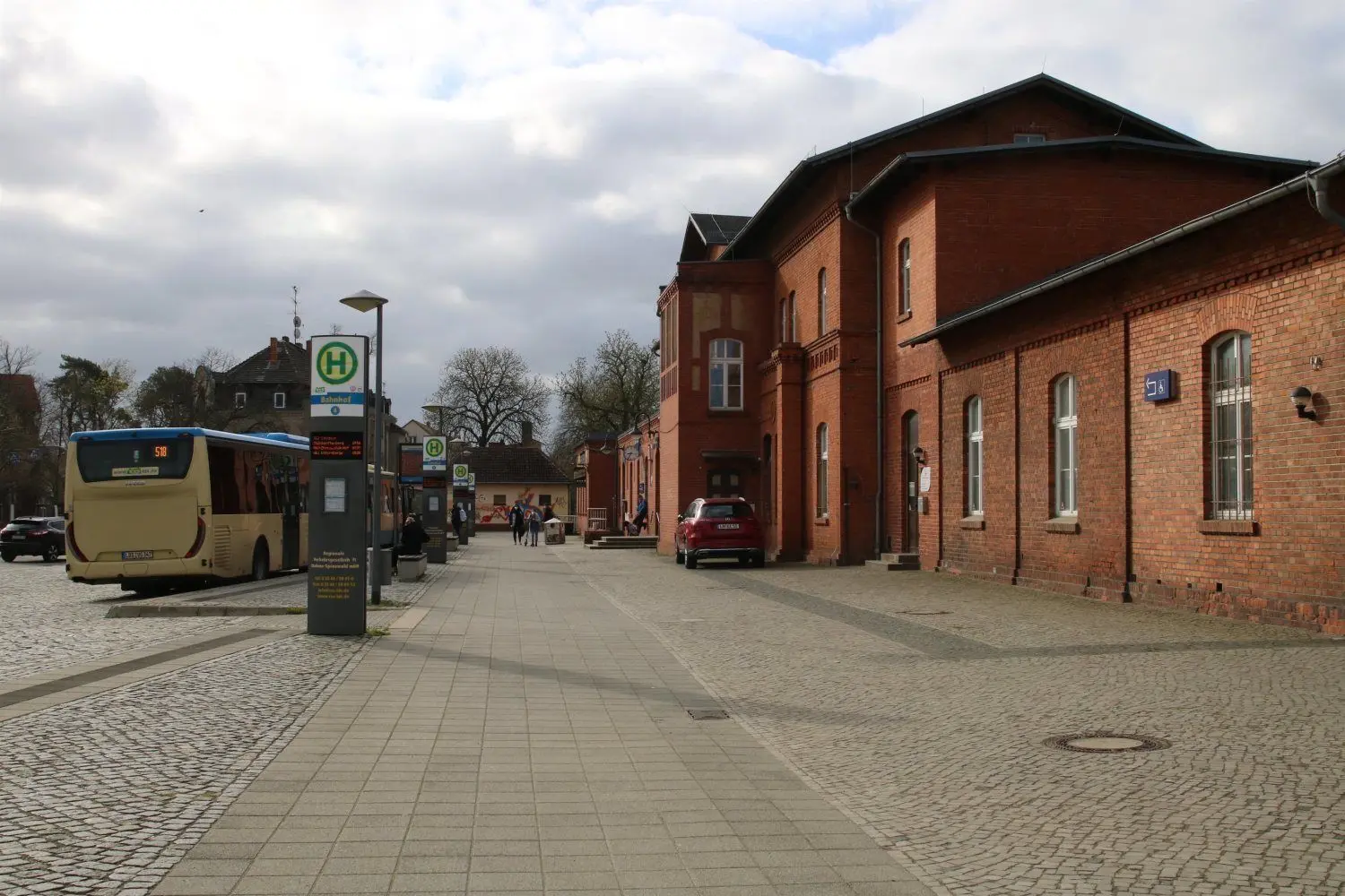 Um die Situation für die Wartenden zu verbessern, soll ein gläsernes Vordach am Bahnhofsgebäude angebracht werden.