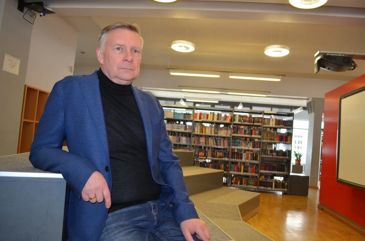Hoyerswerda: Die Schulen in Sachsen bleiben ab dem 18.März geschlossen. Schulleiter Uwe Blazejczyk sitzt in der verwaisten Bibliothek des Léon-Foucault-Gymnasiums Hoyerswerda.
