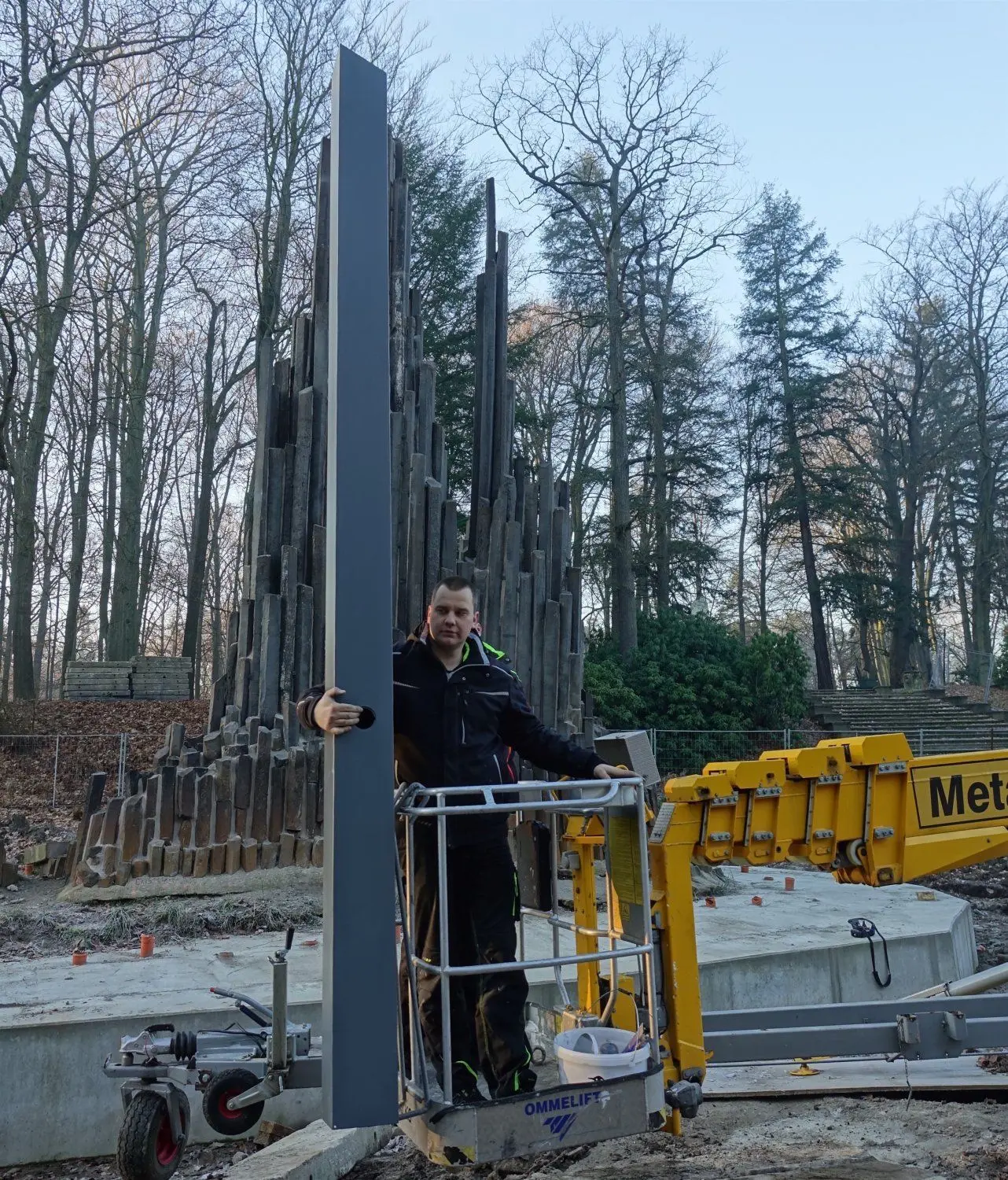 Man könnte den Eindruck haben, die Stele ist genau so groß wie die Basaltgruppe. Doch das täuscht. Die Nachfertigung der Nadel aus Aluminium ist vier Meter hoch.