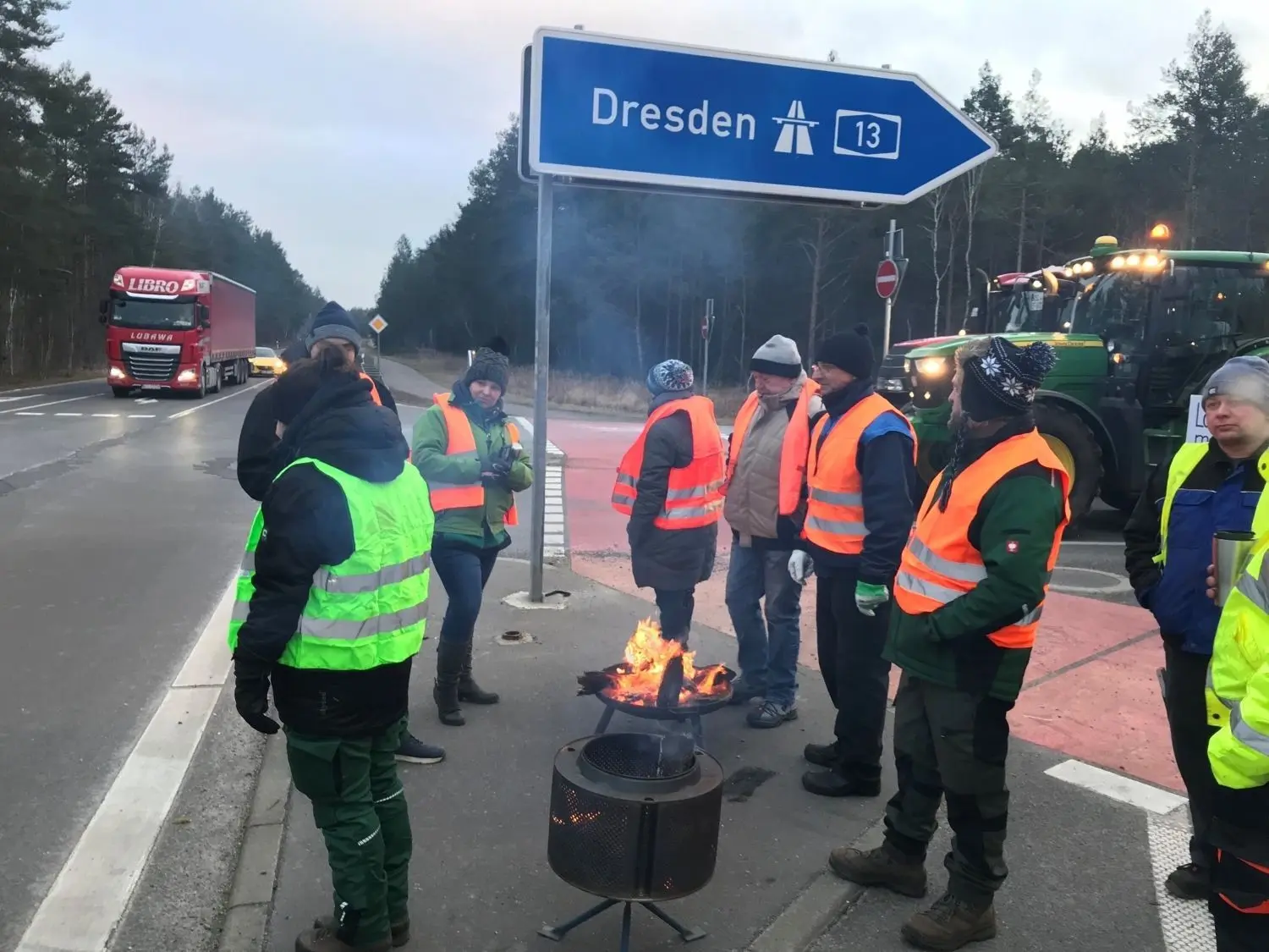 Landwirte blockieren am Montag (8. Januar) auch die Autobahnauffahrt Schwarzeide in Richtung Berlin. Von Chaos aber keine Spur. Auch weil eine Rettungsgassevon einigen Verkehrsteilnehmern als Schlupfloch genutzt wird.
