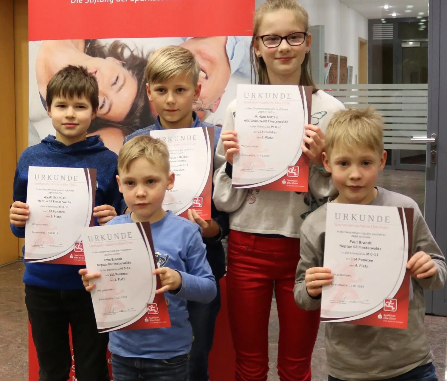 Die jüngsten erfolgreichen Läufer und Läuferinnen mit den Siegern Wyatt Schmidt (links) Neptun und Miriam Mittag (2. von rechts) ASC Grün-Weiß Finsterwalde.