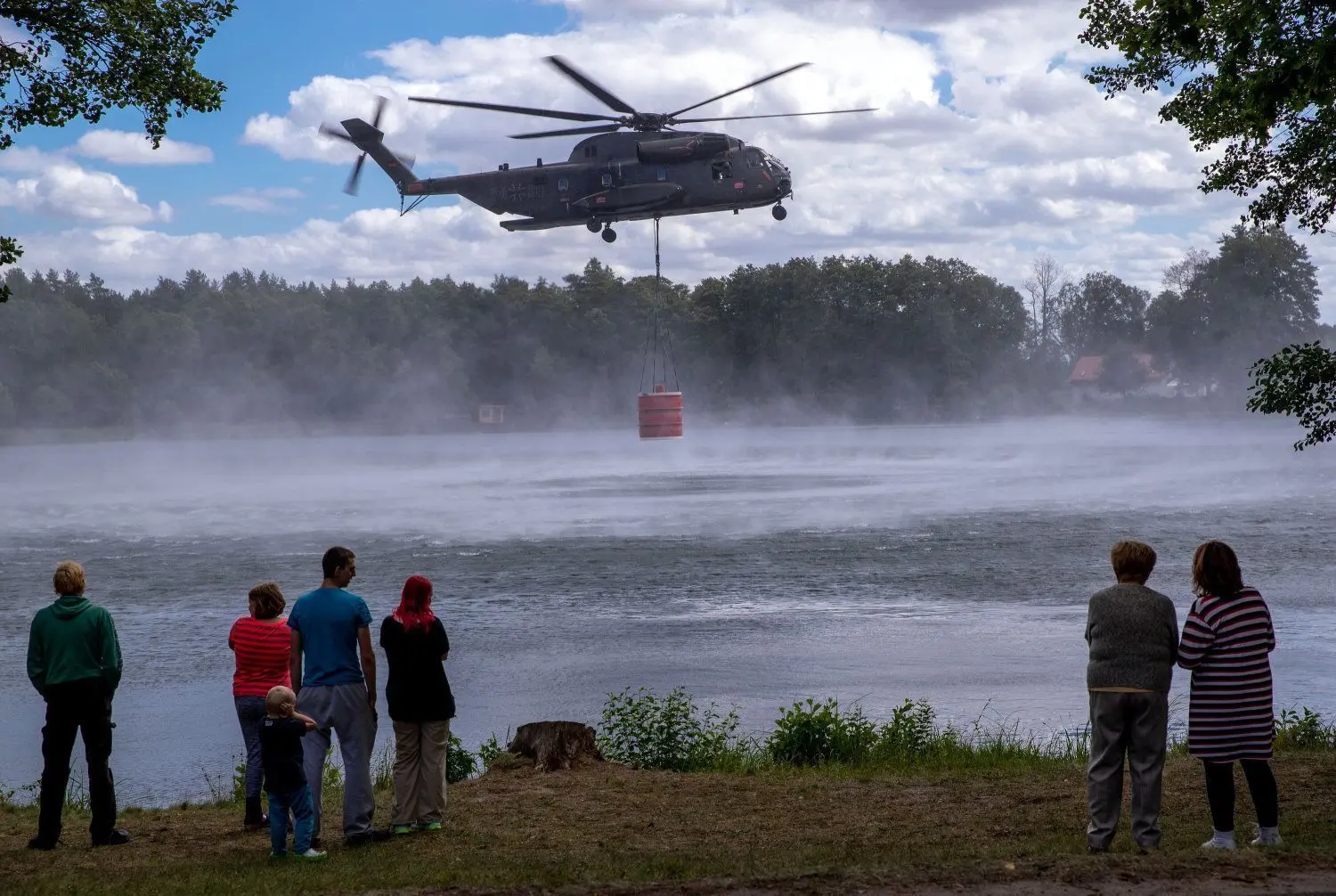 Die deutschen Länder-Innenminister setzen bei Waldbrandkatastrophen in schwer zugänglichem Gebiet bisher auf die Unterstützung von Hubschraubern der Bundeswehr und der Bundespolizei.