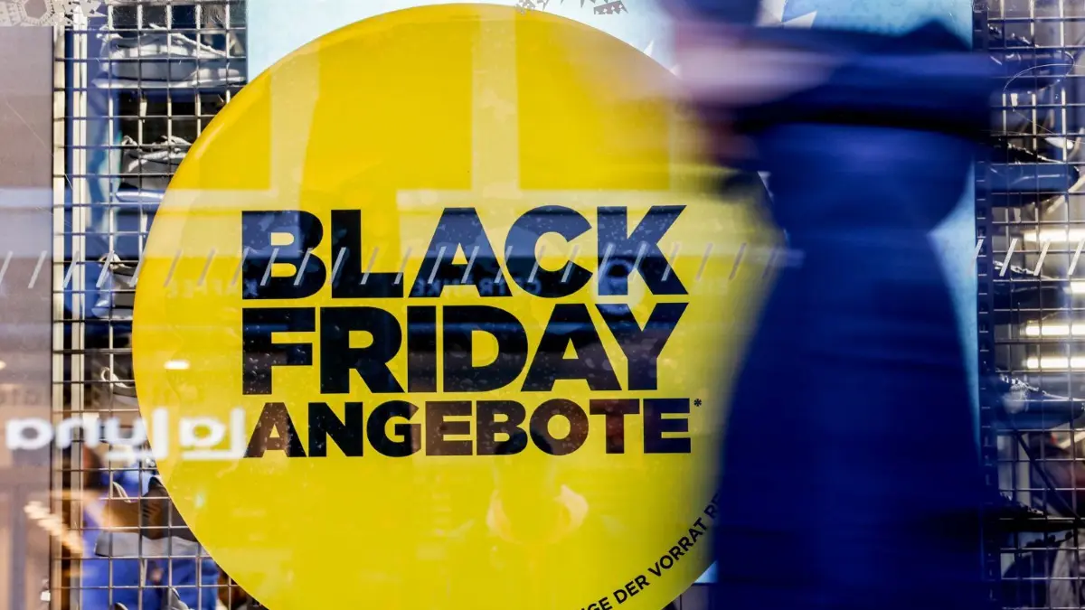 Neben der Elektronikindustrie gibt es am Black Friday auch in der Modebranche zahlreiche Angebote. Die geplanten Aktionen von H&M, Zara und Co. zusammengefasst.
ARCHIV - 26.11.2022, Schleswig-Holstein, Kiel: Besucher der Kieler Innenstadt besuchen Ladengeschäfte, die für den Black Friday werben. Die Deutsche Umwelthilfe hat den Handel aufgerufen, Rabatt-Tage wie den Black Friday (24. November) und den Cyber Monday (27. November) abzuschaffen. (zu dpa «Vor Black Friday: Umwelthilfe fordert Abschaffung des Rabatt-Tags») Foto: Axel Heimken/dpa +++ dpa-Bildfunk +++