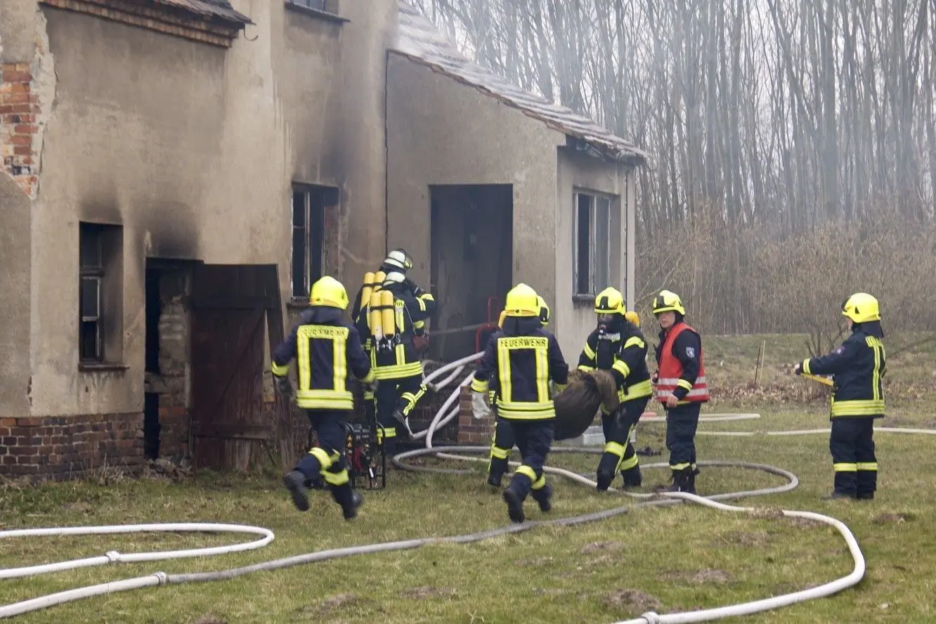 Kameraden der Feuerwehr Vetschau bei einer Übung. Vor allem die Ortswehrführung und Gerätewarte sollen künftig höhere Entschädigungen erhalten. ⇥
