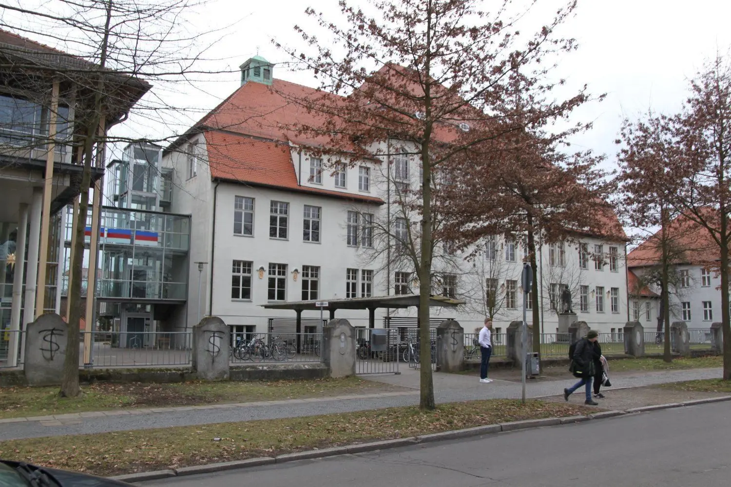Tatort Niedersorbisches Gymnasium in der Sielower Straße: Gemeinsam mit einem Mittäter soll der Beschuldigte am Pfingstsonntag 2018 die Eingangstür aufgehebelt haben. Er soll den Getränkeautomaten geknackt, Geld entwendet und verschiedene technische Geräte gestohlen haben.
