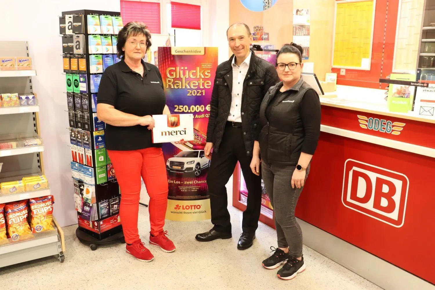 Angelika Eckert (l.) hört als Chefin in der DB-Servicestelle im Lübbener Bahnhof auf. Sandra Badewitz (r.) wird das Geschäft weiter führen. Ronny Schulze von Lotto Brandenburg dankte für die Zusammenarbeit.