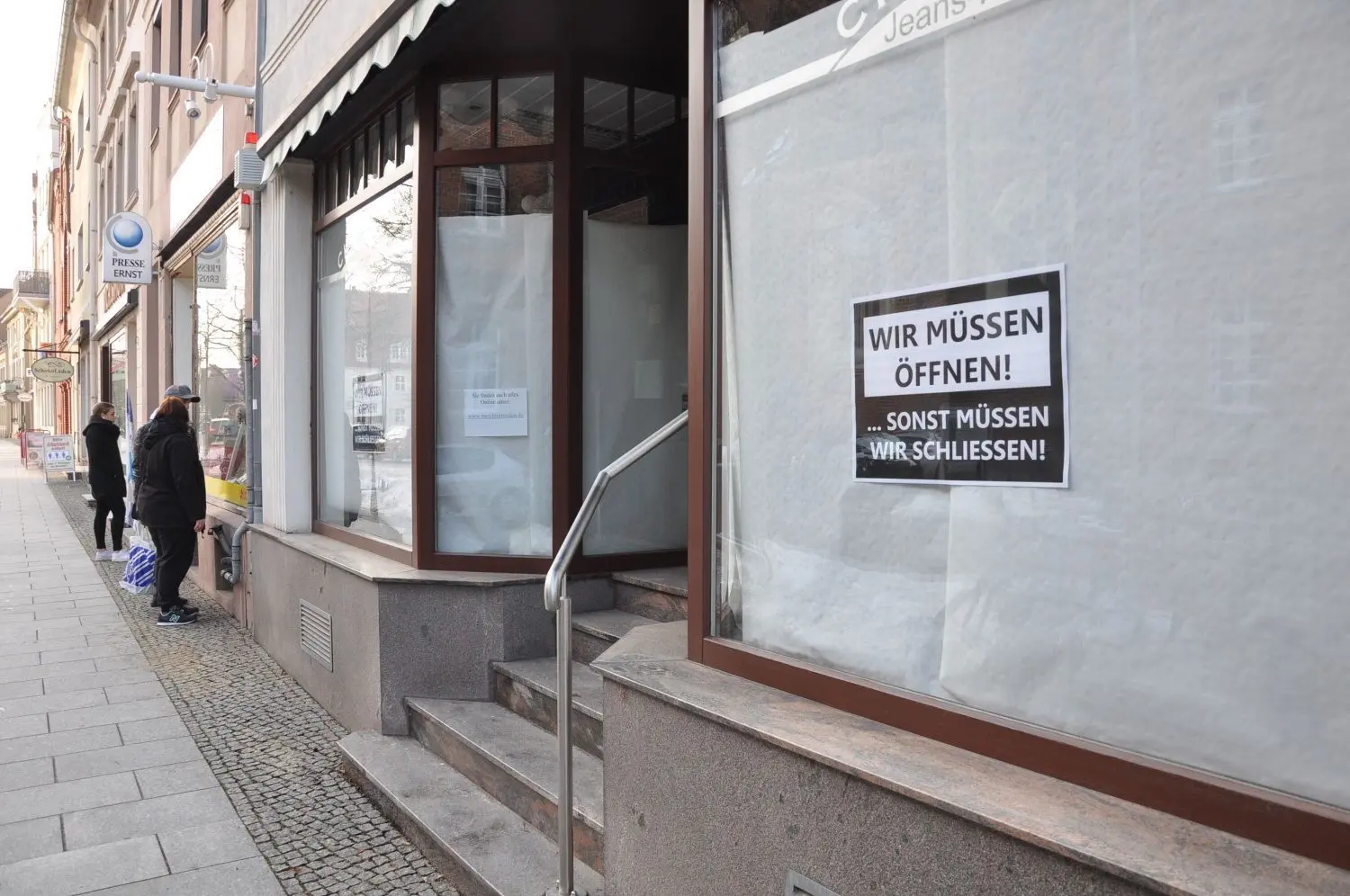 In Bad Liebenwerda haben Geschäftsleute ihre Schaufenster weiß verhangen und mit Plakaten gegen die verordnete Corona-Zwangsschließung versehen.