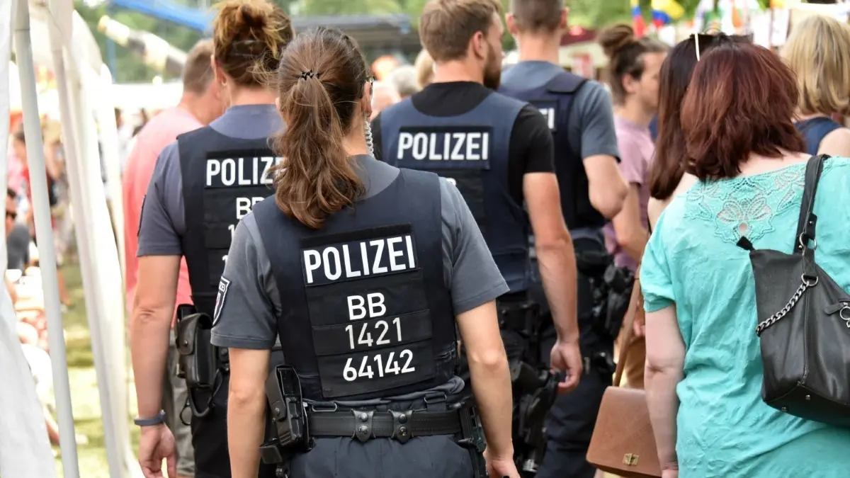 Die Polizei ist in Cottbus viel präsenter als in der Vergangenheit, so wie hier beim Stadtfest.
In Cottbus ist von Freitag bis Sonntag das 28. Stadtfest gefeiert worden.
International und weltoffen ging es am Sonntag beim 19. Interkulturellen Festival „Cottbus Open” im Park an der Puschkinpromenade, der Gemeinschaftsaktion der Stadt Cottbus, der BTU Cottbus-Senftenberg sowie des Jugendhilfe Cottbus e. V. zur Förderung von Offenheit und Toleranz,
zu.
Die Polizei war während des gesamten Stadtfestes präsent.