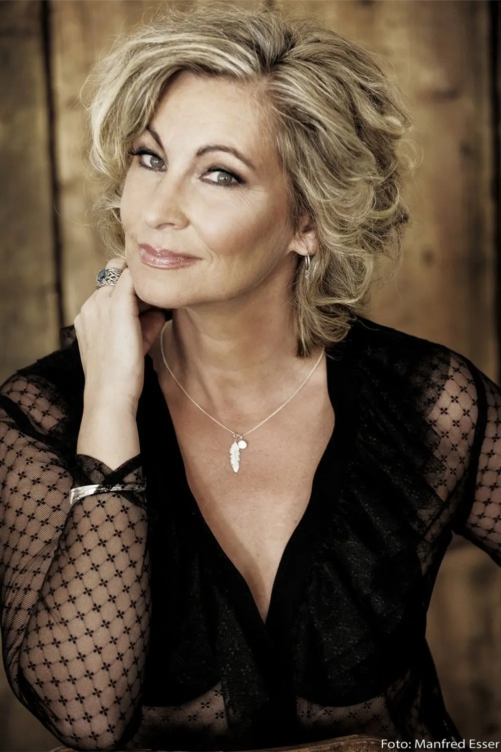 Schlagerstar Claudia Jung sorgt in Finsterwalde bei der Weihnachtsträumeshow für die besinnlichen Momente.