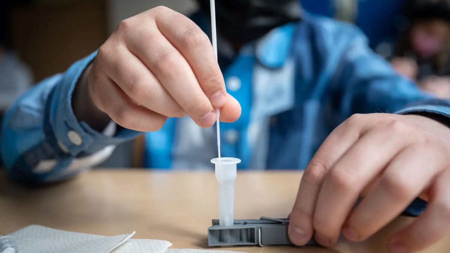 Die Brandenburger Schüler werden jetzt dreimal pro Schulwoche getestet. Das Land will jetzt mehr Tests beschaffen, um täglich zu testen.