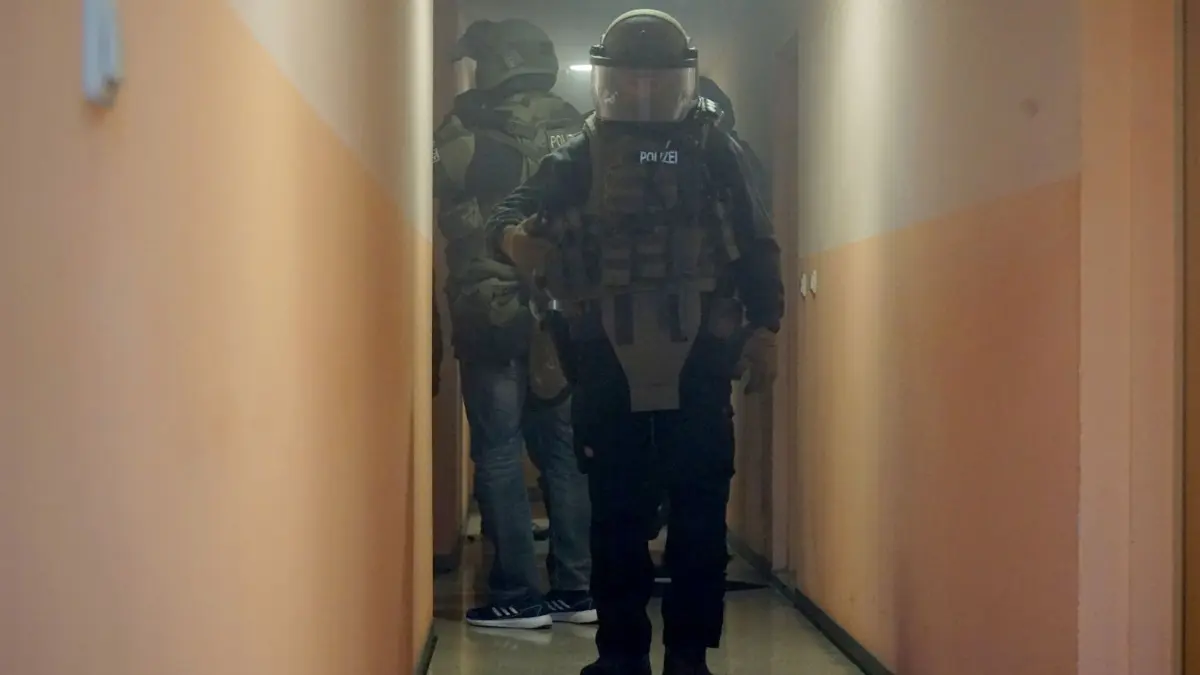 Polizisten, darunter auch Einsatzkräfte des SEK, durchsuchen Wohnungen bei dem Großeinsatz der Polizei und der Staatsanwaltschaft in Cottbus und angrenzenden Landkreisen gegen Drogenkriminalität.
HANDOUT - 15.12.2023, Brandenburg, Cottbus: Polizisten, darunter auch Einsatzkräfte des SEK, durchsuchen Wohnungen bei einem Großeinsatz der Polizei und Staatsanwaltschaft in Cottbus und angrenzenden Landkreisen gegen Drogenkriminalität. (zu dpa: «Großeinsatz im Rauschgiftmilieu - Tatverdächtiger in Haft») Foto: Polizei Brandenburg/dpa - ACHTUNG: Nur zur redaktionellen Verwendung im Zusammenhang mit der aktuellen Berichterstattung und nur mit vollständiger Nennung des vorstehenden Credits +++ dpa-Bildfunk +++