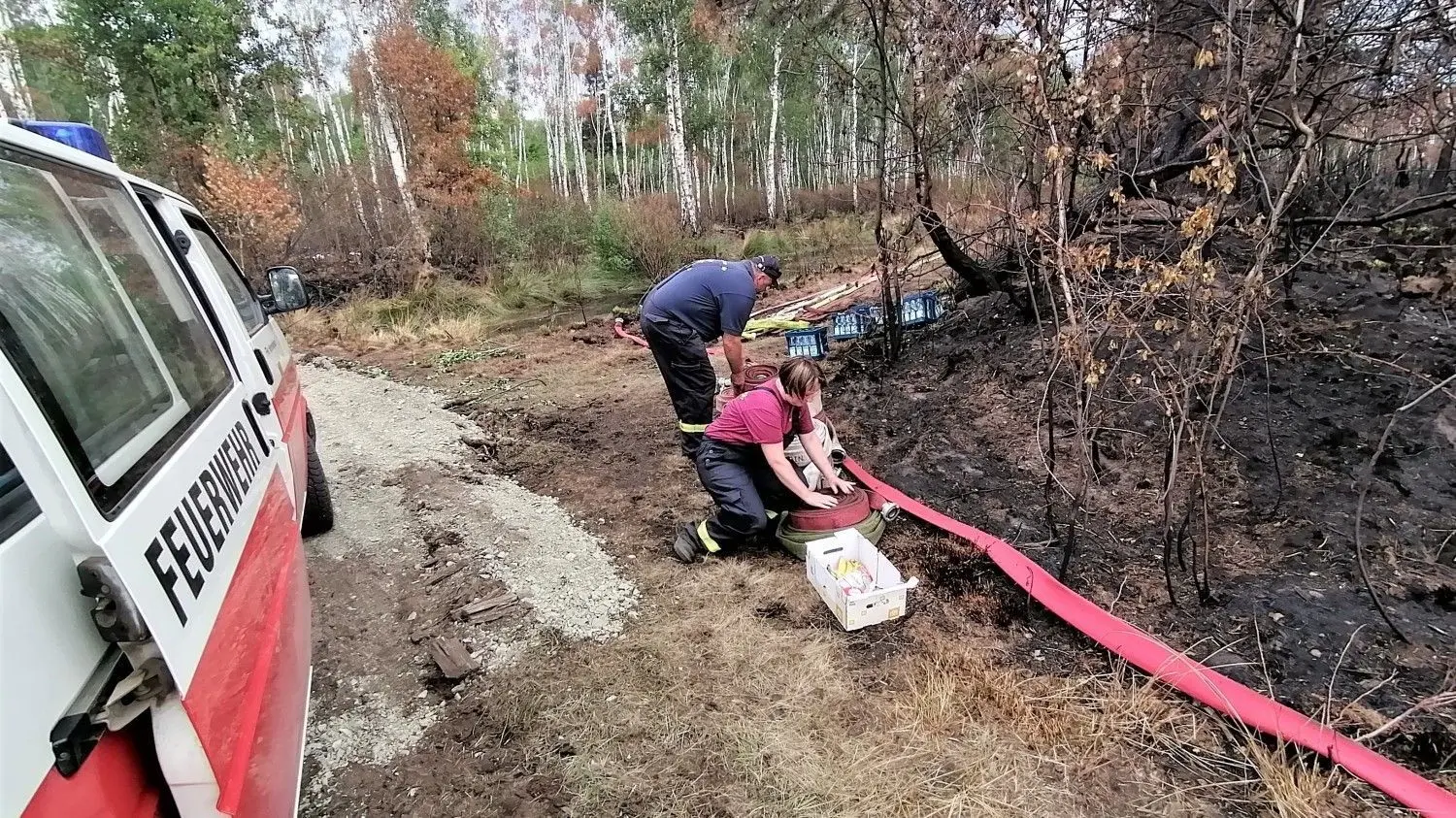 Auch das ist Feuerwehrarbeit. Nachdem die Einsatzkräfte im Wesentlichen abgezogen sind, halten nachrückende Kameradinnen und Kameraden Brandwache und räumen auf. Wie hier Christin und Mirko Obenaus von der Freiwilligen Feuerwehr Döllingen.