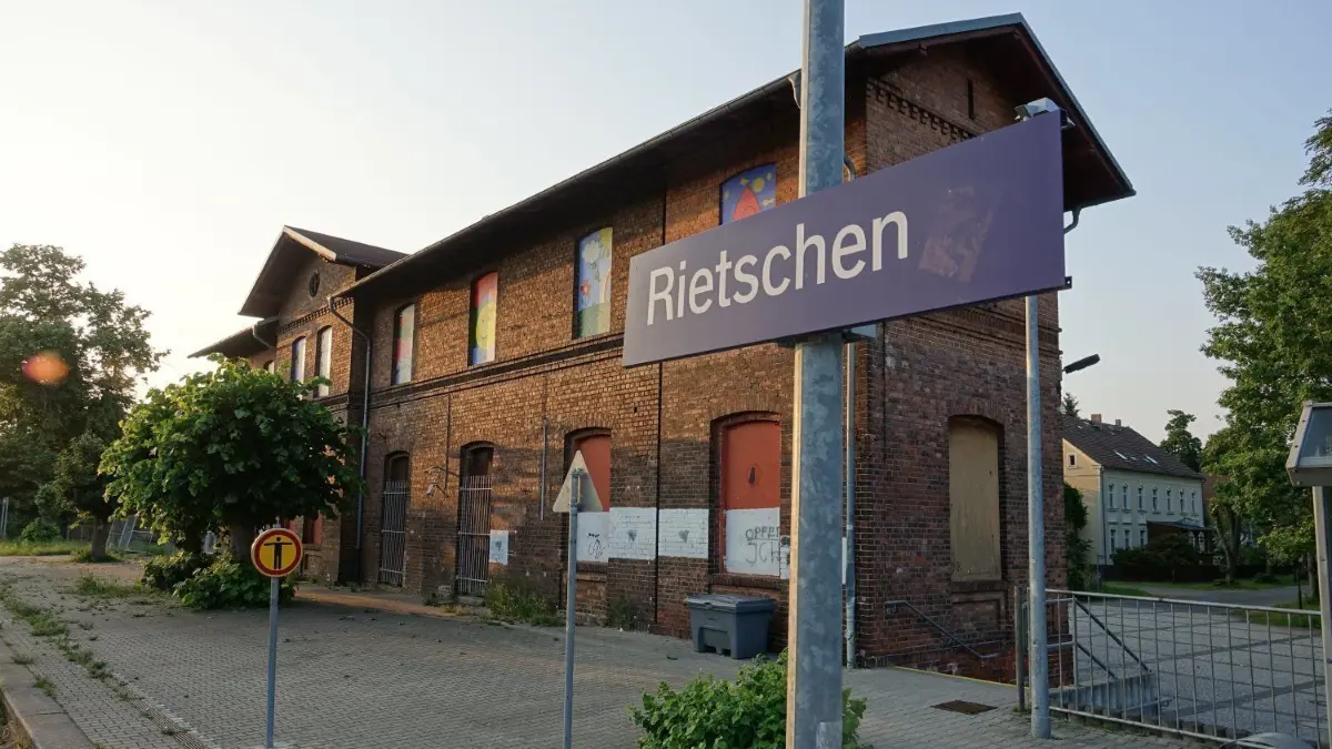 Der Bahnhof in Rietschen steht seit Jahren leer. Die Frage ist, wie kann er künftig sinnvoll genutzt werden.⇥
Der Bahnhof in Rietschen steht seit Jahren leer.