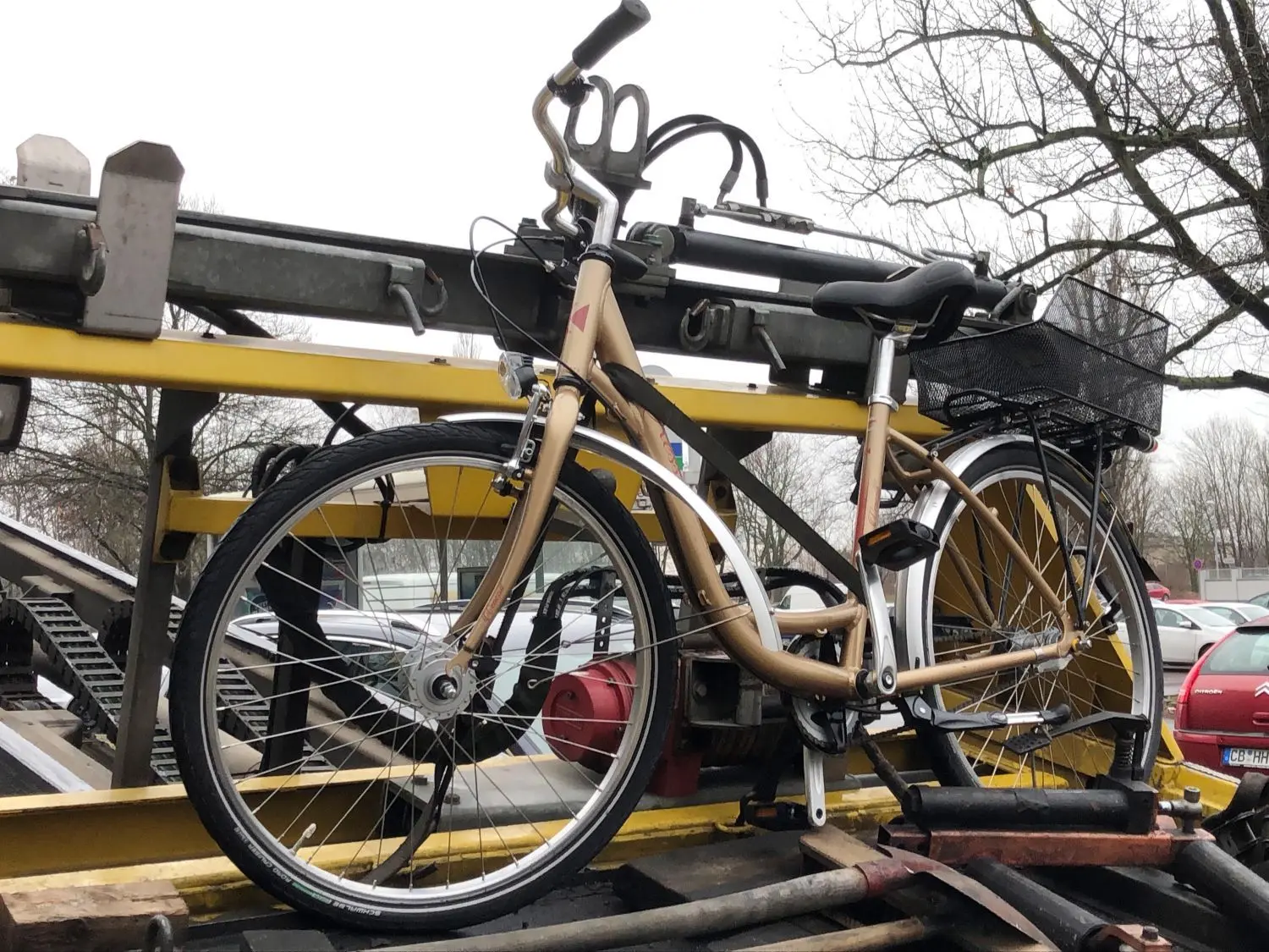 Schwerer Verkehrsunfall zwischen einem PKW und einem Radfahrer auf der Juri-Gagarin-Strasse in Cottbus-Ströbitz.