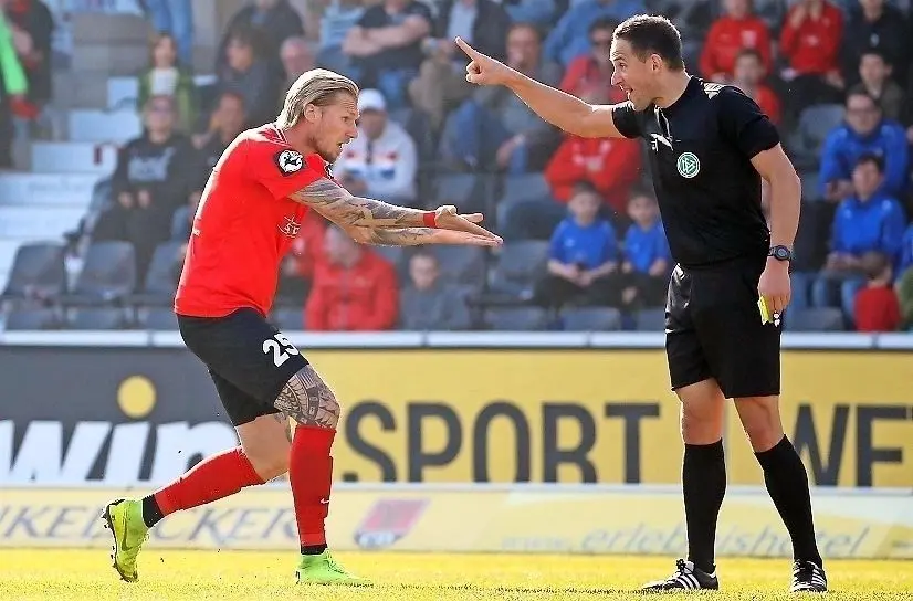 Nicht mit mir: Henry Müller (r.) diskutiert nicht mit Kai Gehring von Großaspach. 29 Drittliga-Spiele hat er geleitet und dabei fünf Platzverweise verteilt.