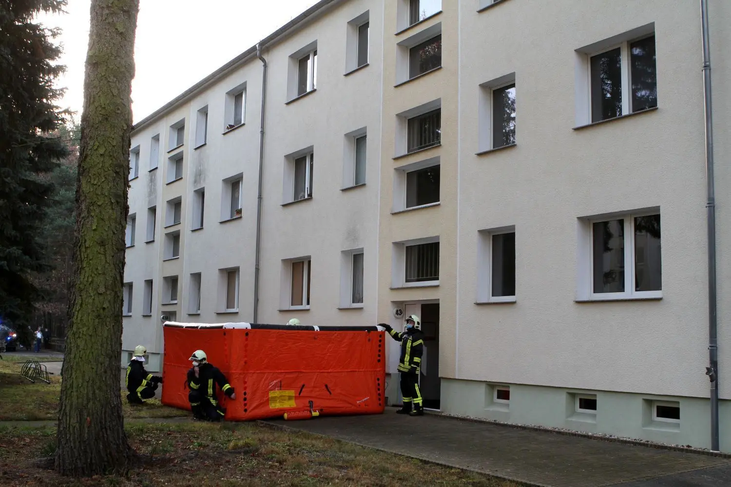 Während des Einsatzses in Kroppen bemerkte die Drehleiterbesatzung, dass sich auf dem gegenüberliegendem Dach eines weiteren Mehrfamilienhauses eine Person zwischen zwei Schornsteinen aufhielt. Zur Sicherung wurden sogleich zwei Sprungretter aufgebaut.