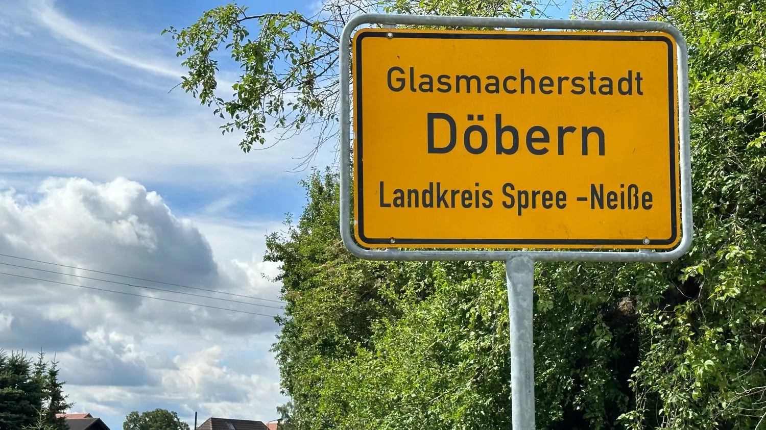 Hier stimmt etwas nicht: Für Verwirrung sorgt derzeit das Ortseingangsschild in Forst/Eulo in der Nähe des Schnepfenweges, es verkündet Döbern.