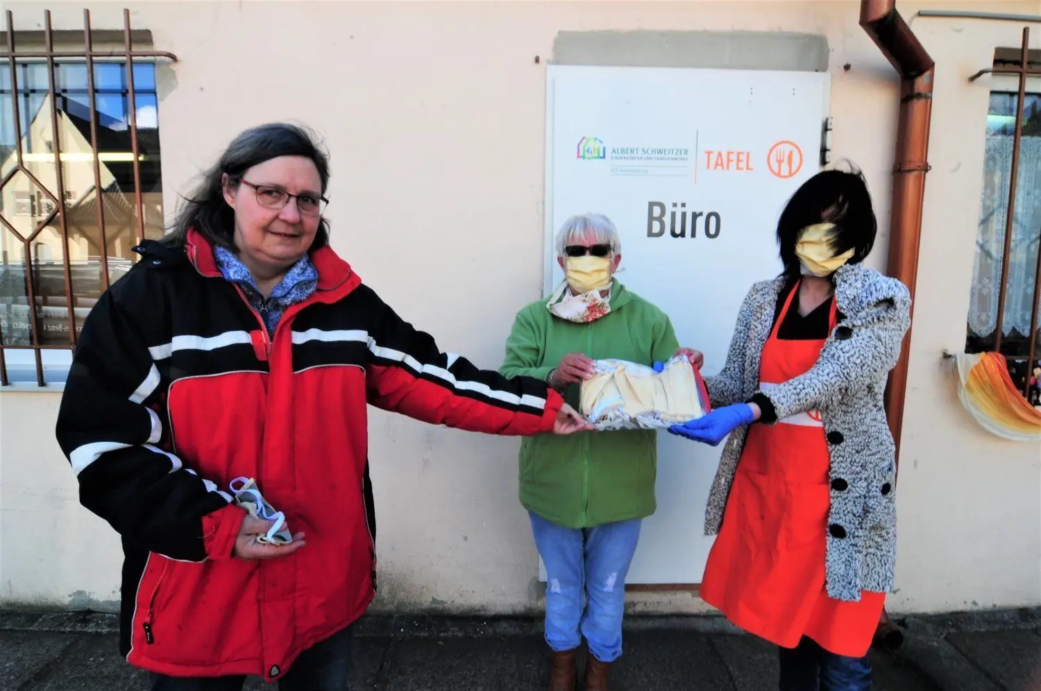 Katrin Meck von der Offenen Werkstatt übergibt weiteren Schwung Masken für die Mitarbeiter des Objekts in der Gartenstraße.